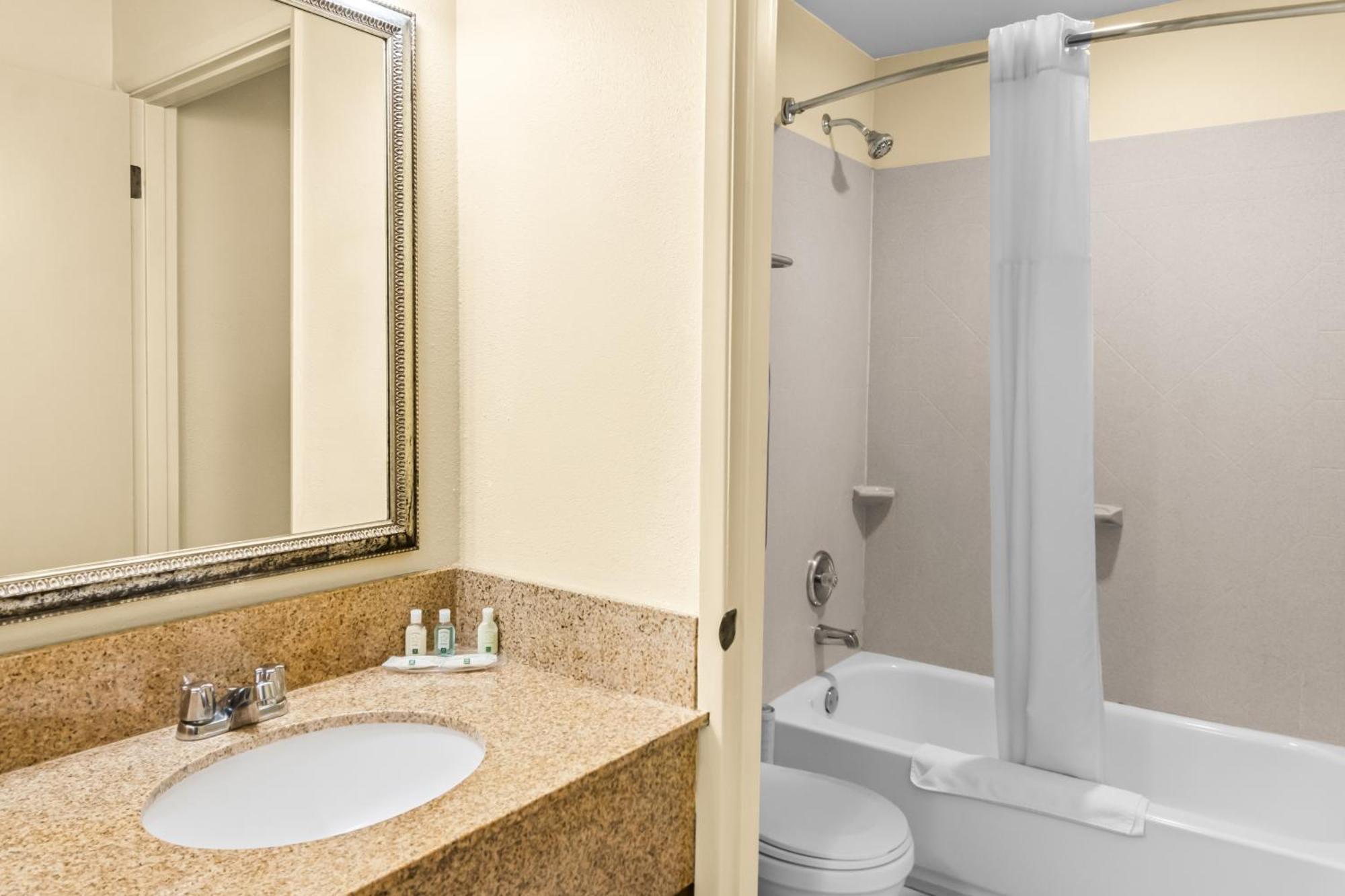 Quality Inn & Suites Vancouver - Hazel Dell Exteriör bild
