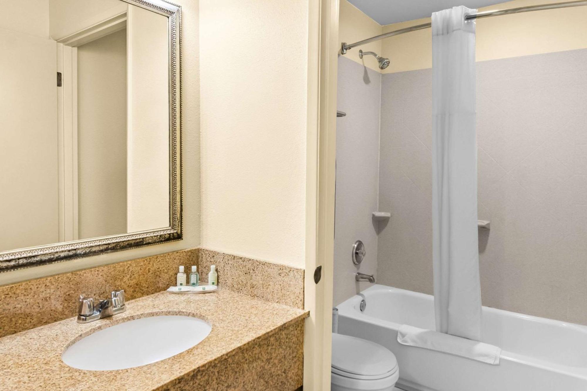 Quality Inn & Suites Vancouver - Hazel Dell Exteriör bild