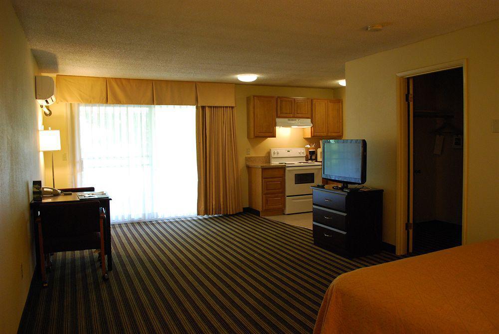 Quality Inn & Suites Vancouver - Hazel Dell Exteriör bild